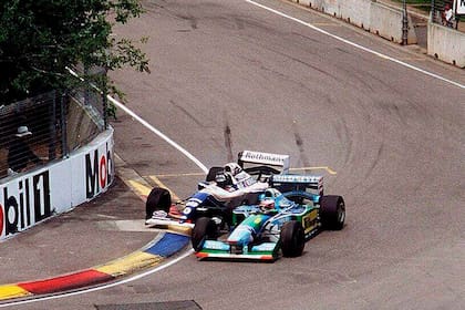 La maniobra que sentenció el campeonato de 1994, en Australia: Michael Schumacher (Benetton) cierra la marcha y aprieta a Damon Hill (Williams); el abandono de los dos posibilitó el festejo del Káiser