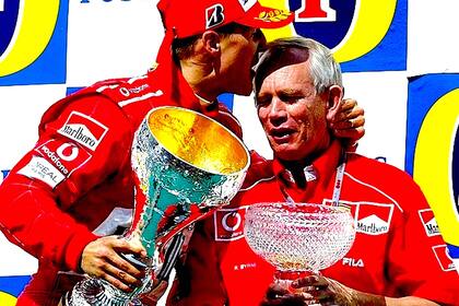 Michael Schumacher celebra con Rory Byrne: los siete títulos de Fórmula 1 del alemán tuvieron el sello del diseñador sudafricano, que a los 76 años reaparece con un rol activo en Ferrari para enderezar el rumbo del modelo SF1000