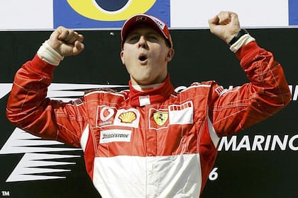 El festejo de Michael Schumacher, después de ganar el Gran Premio de San Marino 2006; el piloto alemán, con siete triunfos, tiene el récord de victorias en el circuito de Imola