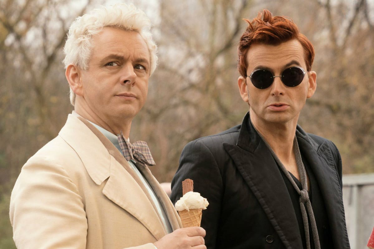 Michael Sheen y David Tennant son dos seres celestiales (un ángel y un demonio) decididos a impedir el Apocalipsis