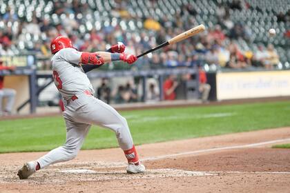 Michael Siani, de los Cardenales de San Luis, batea un sencillo de dos carreras en el duodécimo inning del juego ante los Cerveceros de Milwaukee, el martes 3 de septiembre de 2024 (AP Foto/Morry Gash)