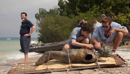 Michael Stuhlbarg, Timothée Chalamet y Armie Hammer, en una de las escenas de la película