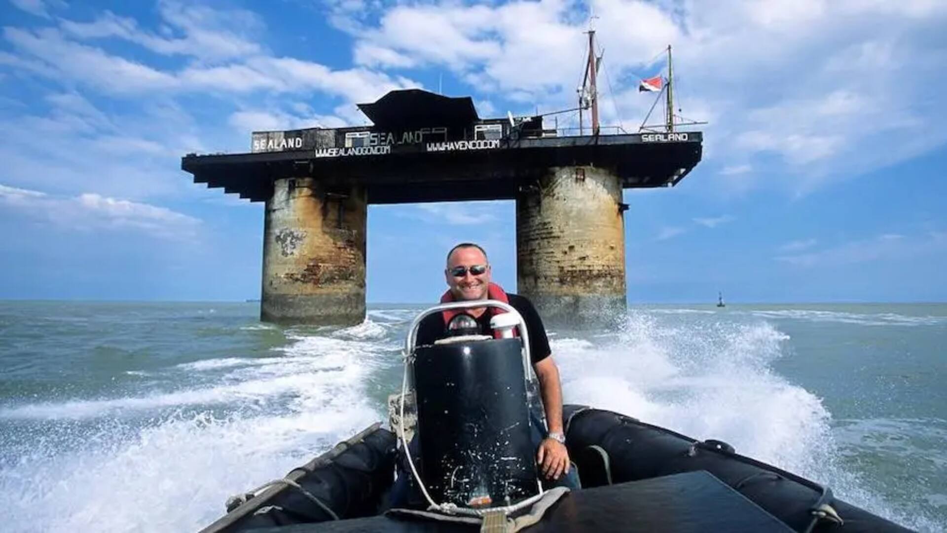Michael vive en Inglaterra y visita su país, Sealand, todos los meses.