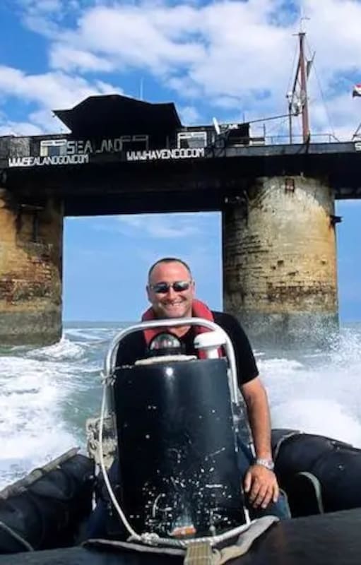 Michael vive en Inglaterra y visita su país, Sealand, todos los meses.