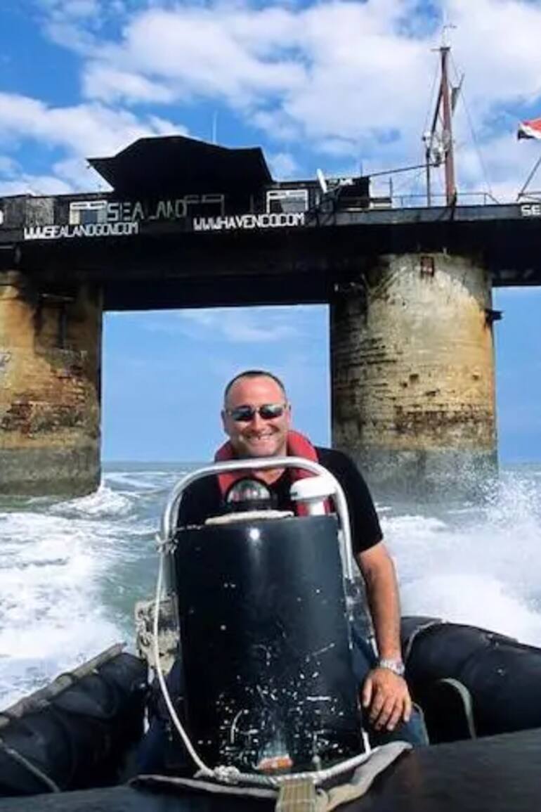 Michael vive en Inglaterra y visita su país, Sealand, todos los meses.