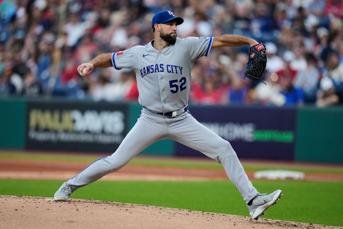 Michael Wacha, de los Reales de Kansas City, hace un pitcheo en el primer inning del juego ante los