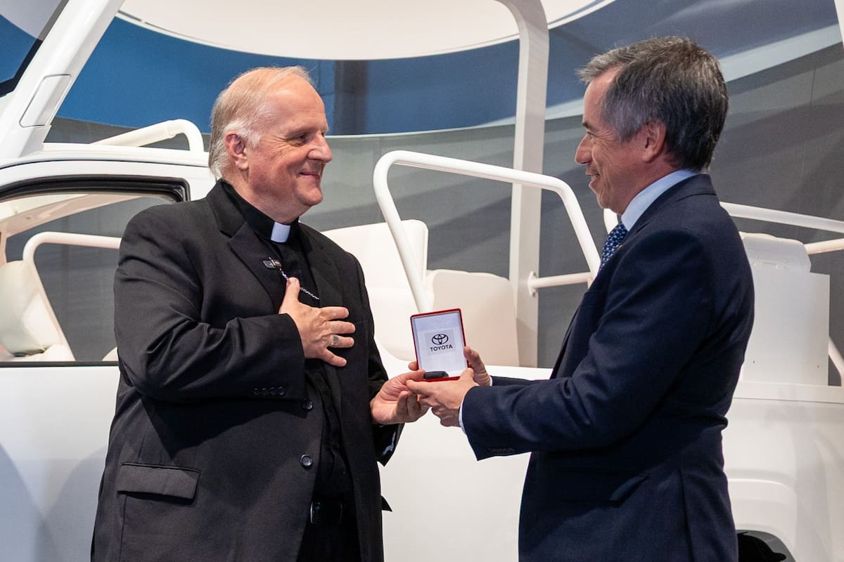 Michael Wallace Banach, monseñor en representación de la Santa Sede y Gustavo Salinas, presidente de Toyota Argentina