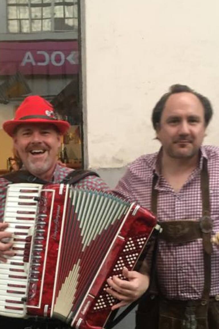 Michael y André, se conocieron por sus parejas y el amor por las salchcicas de su país los convirtió en un buen negocio
