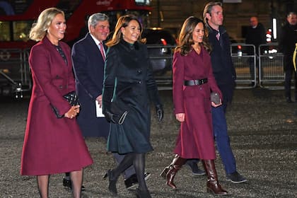 Michael y Carole Middleton llegaron con su hija Pippa –y su marido James Matthews– y Zara Tindall. Pippa siguió la onda de su hermana con un abrigo bordó, al igual que Zara; las dos by Karen Millen.