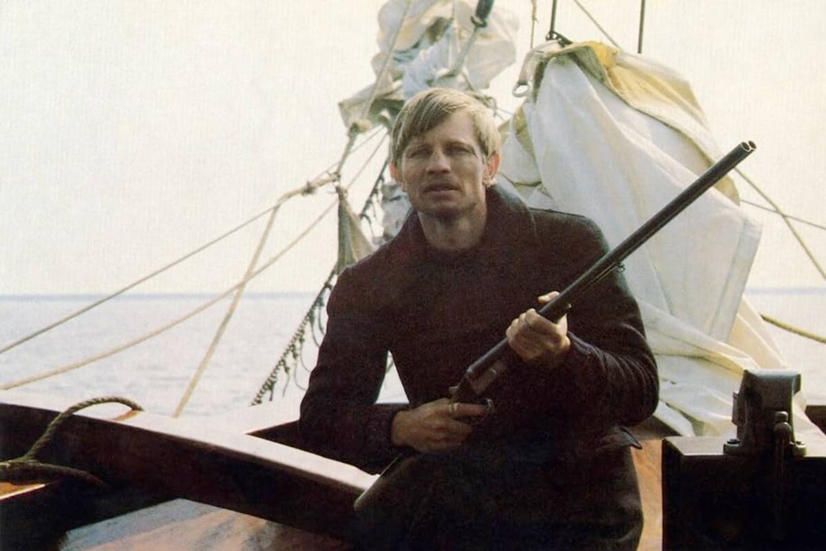 Michael York, en la versión para cine de El enigma de las arenas (1979)