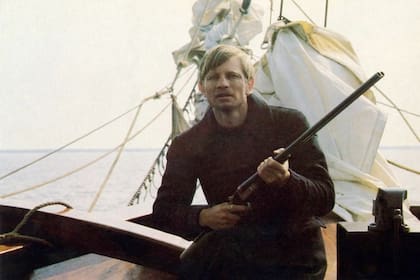 Michael York, en la versión para cine de El enigma de las arenas (1979)