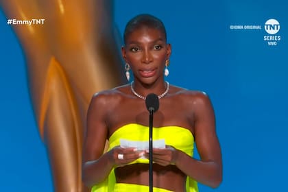 Michaela Coel se llevó el Emmy al mejor guion de miniserie y brindó un poderoso discurso