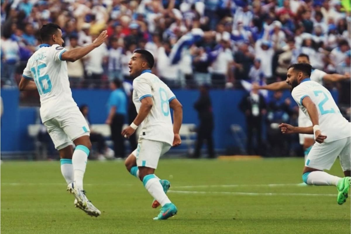 Michaell Chirinos marcó un gol que quedó en la historia del fútbol hondureño (@michaell_chirinos33)