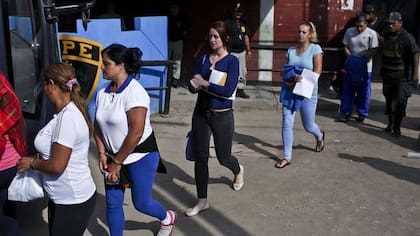 Michaella McCollum (centro) dice que aprendió a defenderse en prisión.