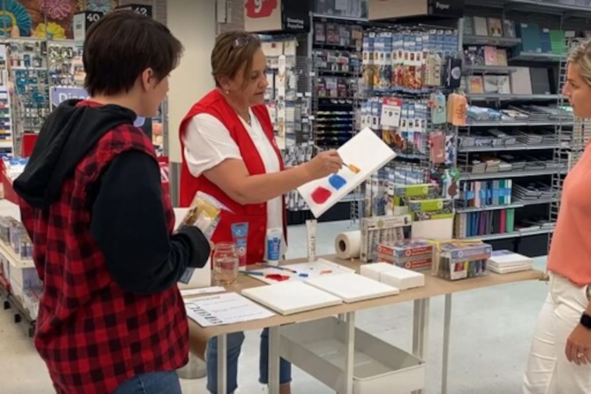 Michaels ofrece una oportunidad de empleo temporal.