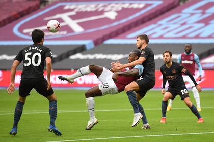 Michail Antonio (C) del West Ham United anota el primer gol de su equipo durante el partido de fútbol de la Premier League