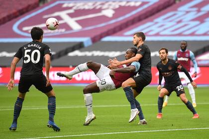 Michail Antonio, del West Ham, anota el primer gol de su equipo