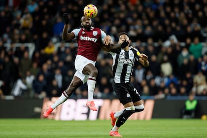 Michail Antonio, en acción hace dos semanas, cubre la pelota ante Lloyd Kelly, de Newcastle, por la Premier League