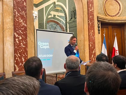 Michał Polanowski, fundador y CEO de Green Capital, en la embajada de Polonia en Argentina, presentando la firma del acuerdo estratégico de su empresa con partnerts, para desarrollar un centro de datos en Chubut
