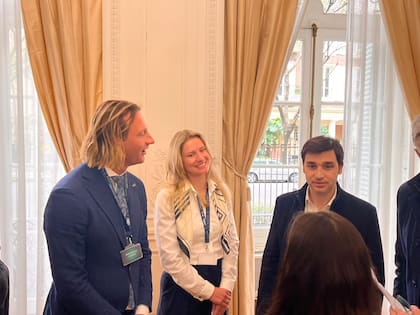 Michał Polanowski, fundador y CEO de Green capital, junto a Marta Złotkowska responsable de proyectos internacionales de la empresa, e Ignacio Torres, gobernador de Chubut