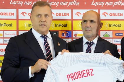 Michal Probierz (derecha), nuevo técnico de la selección de Polonia, y Cezary Kulesza, presidente de la federación polaca de fútbol, posan durante una rueda de prensa, el miércoles 20 de septiembre de 2023, en Varsovia. (AP Foto/Czarek Sokolowski)