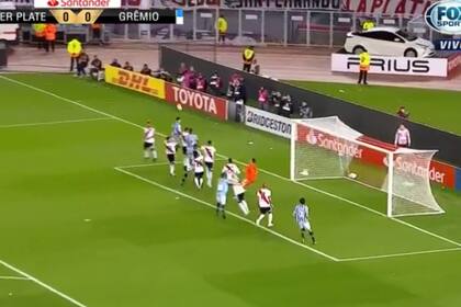 Michel está por cabecear el córner de Alisson y marcará el 1-0 para Gremio en el Monumental