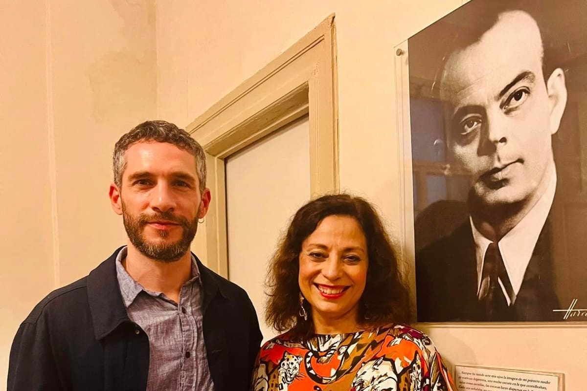 Michel Noher, Marcela Roggeri y Saint-Exúpery, en el retrato en blanco y negro