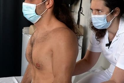 Michel Roccati recibió un implante eléctrico que le ayuda a caminar.