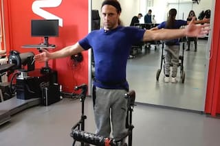 El hombre con parálisis que pudo volver a caminar gracias a un implante experimental