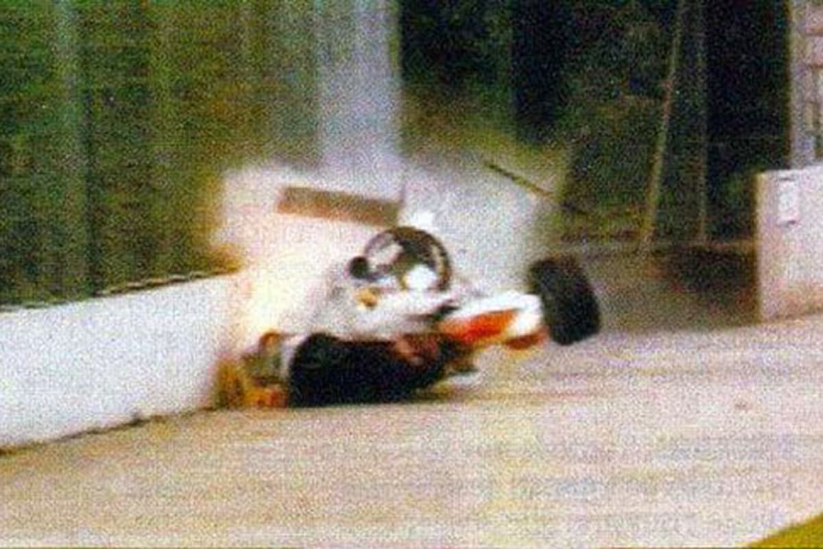 Michele Alboreto se estrella con el Footwork-Posche en Tamburello en 1991: tres años después, Ayrton Senna protagonizaría un espectacular accidente que le costaría la vida