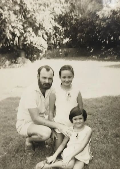 Michele Dougherty, de 10 años, en la foto junto a su padre y delante de su hermana Susie. Las dos niñas ayudaron a su padre a construir un telescopio