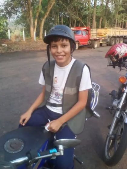 Michell de niño, en su pueblo natal en Venezuela, montado en un mototaxi