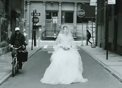 Michell en una sesión de fotos en las calles de Nueva York vestido de novia