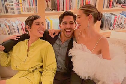 Michelle, con su hermana Camila y un amigo de ambas.