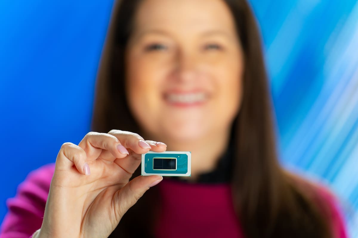 Michelle Johnston Holthaus, gerente general del Grupo de Computación de Cliente en Intel con un chip Intel Core Ultra para computadoras portátiles