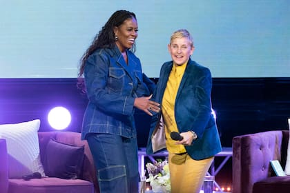 Michelle Obama con Ellen DeGeneres, anoche, en el Warner Theater de Washington; la exprimera dama de los Estados Unidos presentó su nuevo libro