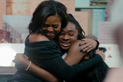 Michelle Obama con una de las adolescentes a las que inspira en el documental Becoming