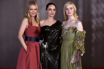 Michelle Pfeiffer, Angelina Jolie y Elle Fanning, en la presentación de la película