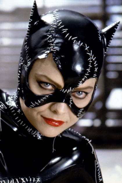 Michelle Pfeiffer, la memorable Gatúbela de Tim Burton; el personaje acaba de cumplir ocho décadas de vida