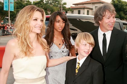 Michelle Pfeiffer junto a sus hijos, Claudia Rose y John Henry, y su marido al llegar al estreno de Hairspray en 2007