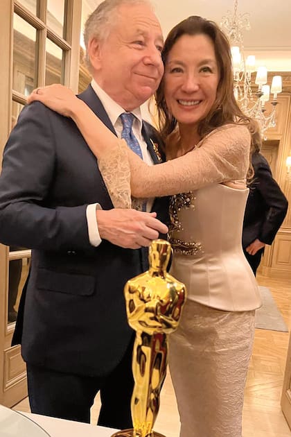 Michelle –que llevó el Oscar que ganó en la categoría Mejor Actriz por su papel en "Todos a la vez en todas partes"– posa con su flamante marido, Jean Todt. Para la ocasión, eligió un vestido nude de encaje y manga larga abierta que combinó con un corset de seda del
mismo tono con pedrería en el pecho, de Schiaparelli.