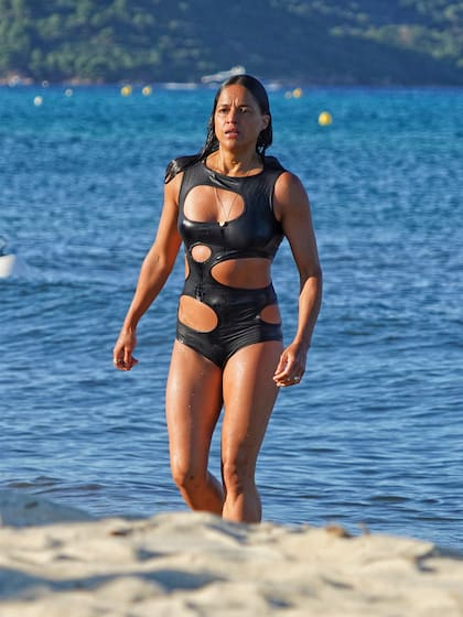 Michelle Rodríguez disfruta junto a un grupo de amigos del sol y el mar de Saint-Tropez