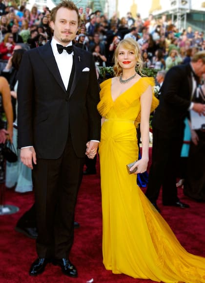 Hay veces donde el color, el corte, la línea y todo está correcto en un vestido; la ceremonia de 2006 presentó a la ex Dawsons Creek Michelle Williams, ya adulta y con un look tan elegante como canchero con ese vestido color azafrán de Vera Wang