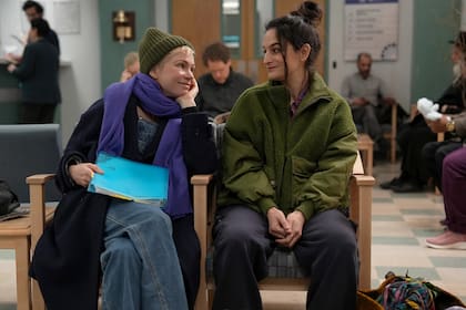 Michelle Williams como Molly y Jenny Slate como Nikki.