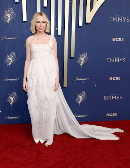 Michelle Williams, nominada por su serie Morir de placer, eligió un diseño de Chanel Vintage que se destacó por tener varias capas y un sólo hombro.