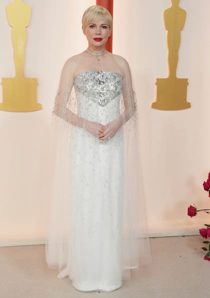 Michelle Williams optó por un vestido de alta costura de la colección de Chanel, totalmente blanco y bordado con cristales en color plata
