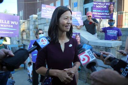 Michelle Wu, candidata a alcaldesa de Boston, habla con reporteros tras votar en la carrera a la alcaldía en la escuela primaria Phineas Bates, en Boston, el 14 de septiembre de 2021. (AP Foto/Stew Milne)