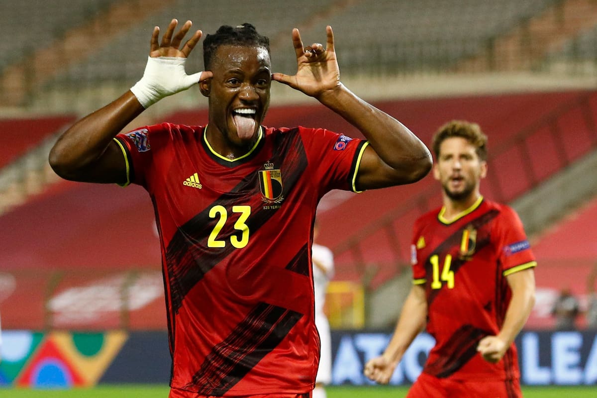 Michy Batshuayi de Bélgica festeja su gol