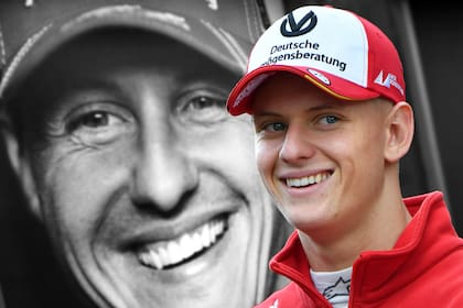 Mick Schumacher, con la imagen de su padre de fondo: puede coronarse en la Fórmula 3 europea