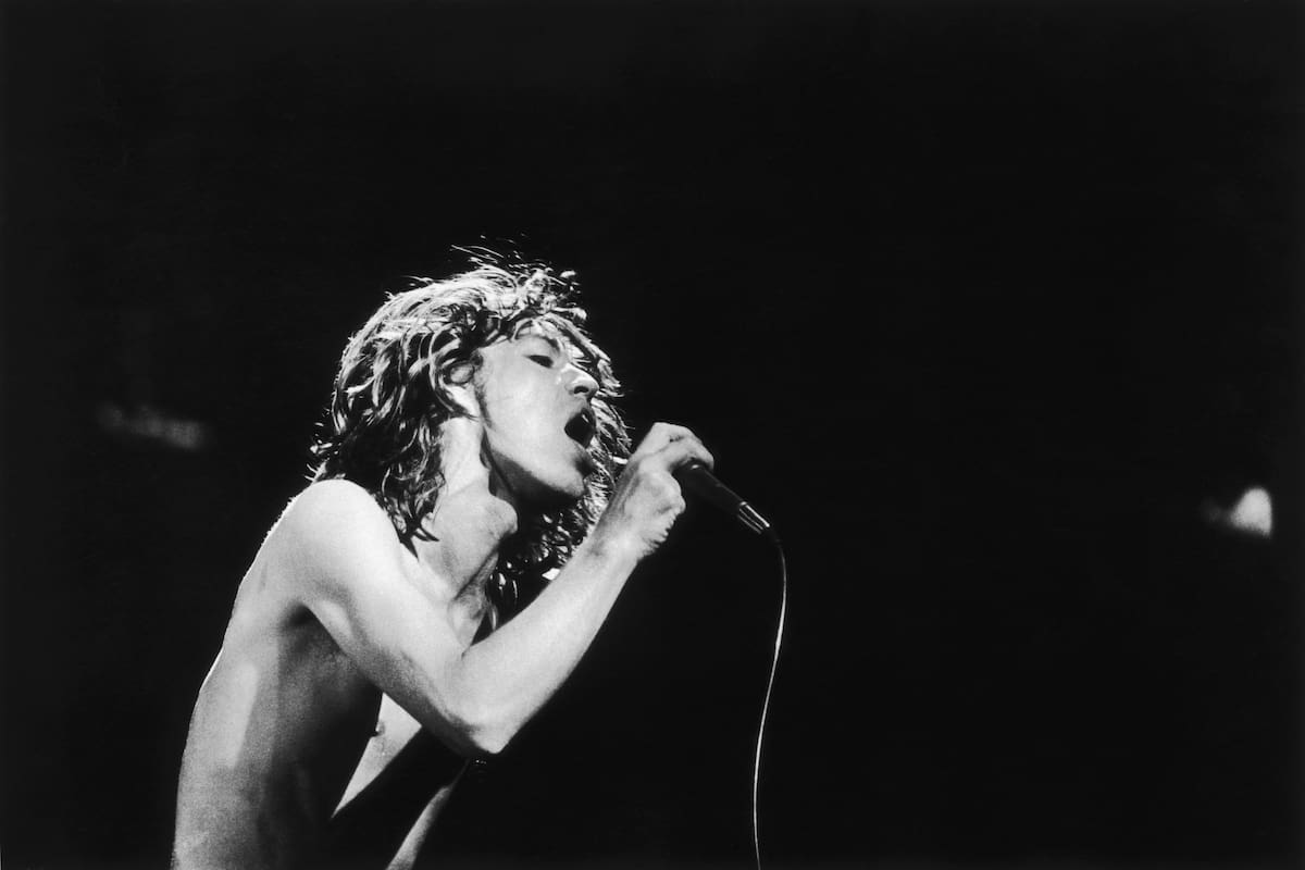 Mick Jagger durante la gran -y accidentada- gira europea de los Rolling Stones en 1976